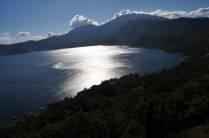 O belo lago de Coatepeque, numa antiga e enorme cratera vulcânica em El Salvador